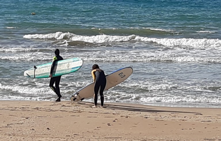 AjSitges's tweet photo. Les platges de #Sitges queden obertes per a la pràctica esportiva a partir d’avui, tant pel que fa als esportistes federats i professionals com pel que fa als esportistes amateurs.
https://t.co/RvGJdOwprq https://t.co/30fwvg17Qa