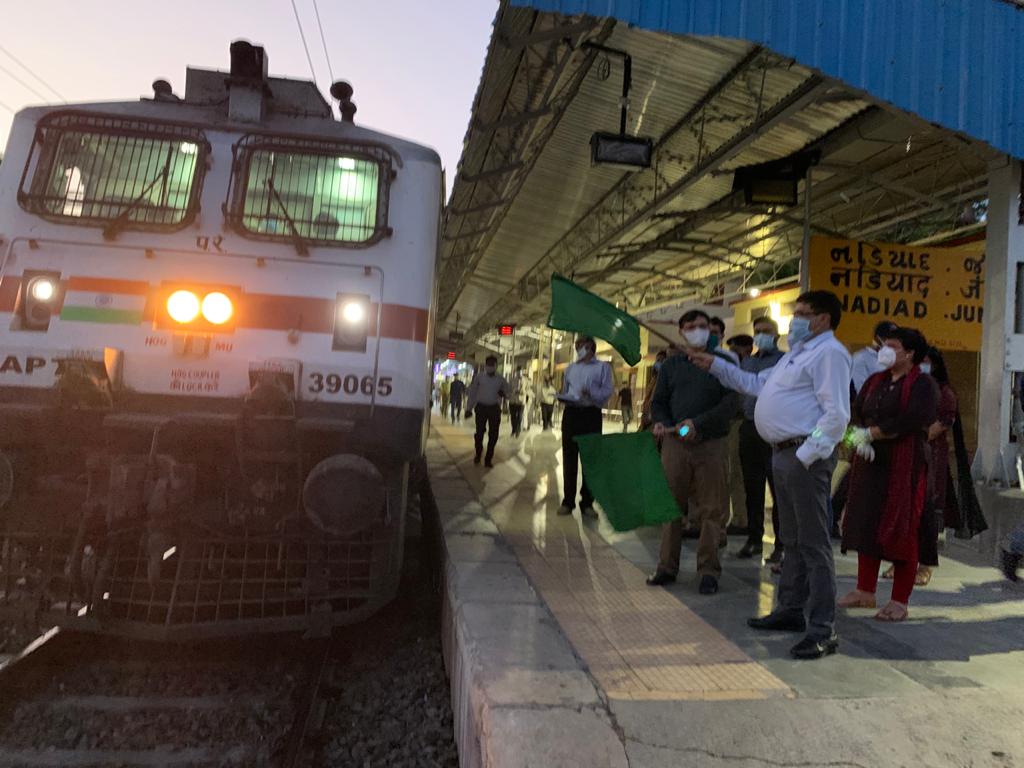 SDMKHEDA's tweet photo. @collectorkheda sir has flagged off a special train for Uttar Pradesh, carrying total 1054 migrant workers/persons stuck in Kheda District due to lockdown including 374 persons from Mahemdavad and 275 persons from Matar taluka. @pkumarias @CMOGuj https://t.co/207ZOlvvQE