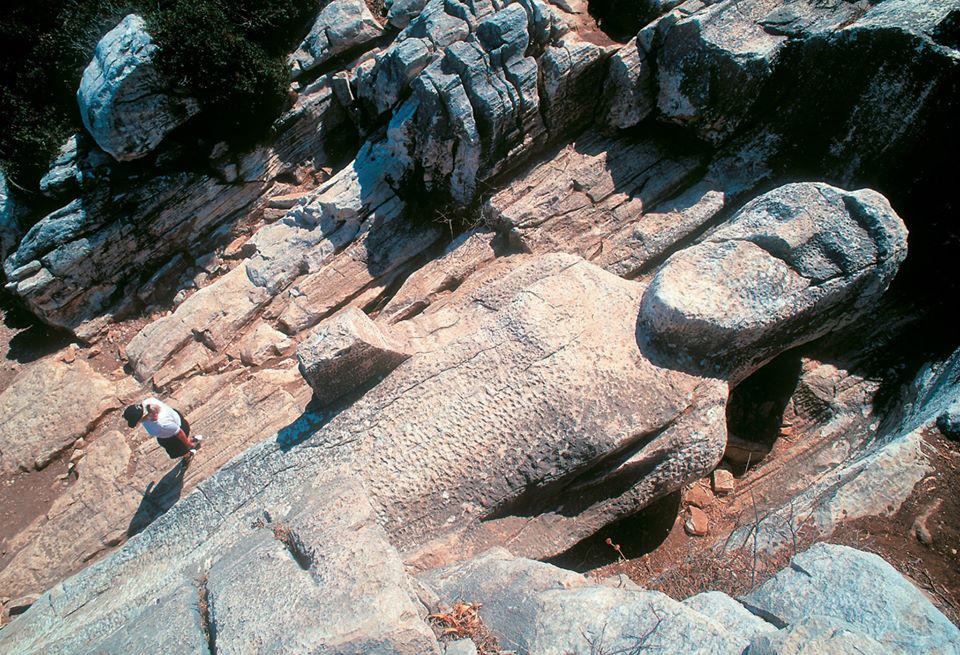 archaeologyart's tweet photo. The incomplete megalithic statues of Kouros in Naxos island,#Cyclades, #Greece.(8thc.BC). 🟢 Support us via Amazon: https://t.co/a7i6dpRVdo 🟢 https://t.co/mksgUBilVm