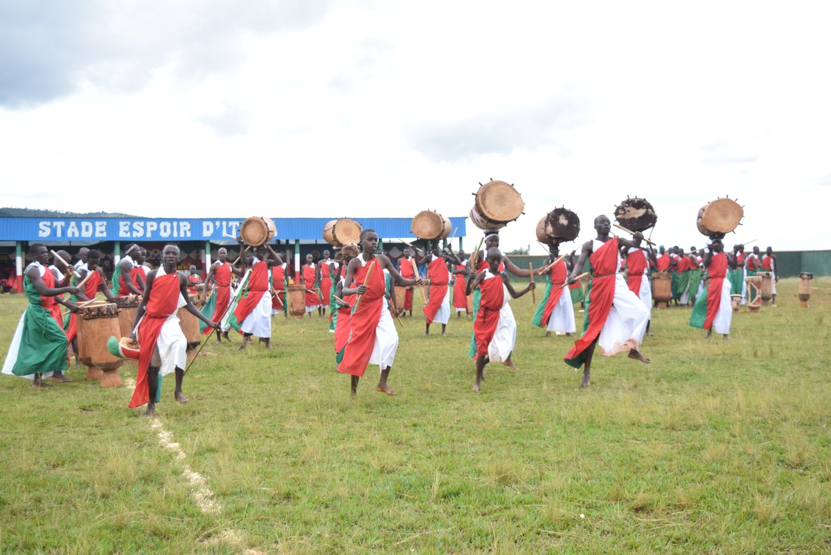 Gitega's tweet photo. #Burundi Abatimbo bo ku mutumba wa #Rukobe babaye abambere mw’ihiganywa ry’imigwi y’abatimbo bo muri Komine #Itaba i @Gitega ryabaye itariki 3/5/2020 aho Komine yari yateguye igiteramo ndangakaranga gihuza imigwi y’ingoma hamwe n’urukino rusozera ihiganywa ryo gukurakuranamwo. https://t.co/FGGYEnbLpL