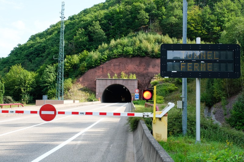 F_Bierry's tweet photo. ⚠️[TUNNEL] R��ouverture du #tunnel de #Schirmeck dès le lundi 11 mai à 6h30.
✅Le poste de surveillance permanente du tunnel, fermé depuis le 18 mars pour des raisons de réorganisation des effectifs due à l’épidémie #COVIDー19, sera opérationnel.
#Strasbourg #Alsace #inforoute67 https://t.co/MKUYpXGpKf