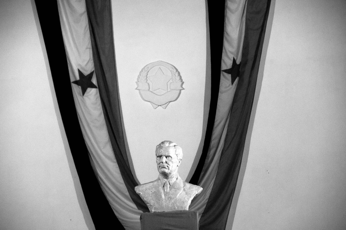 Il 4 maggio 1980 muore #Tito, il padre della #Jugoslavia, è la fine di un’epoca. La fine di colui che aveva consentito di far convivere per quasi quarant’anni popoli, etnie e religioni diverse sotto un’unica bandiera, quella jugoslava, è il preludio dei nefasti eventi futuri...