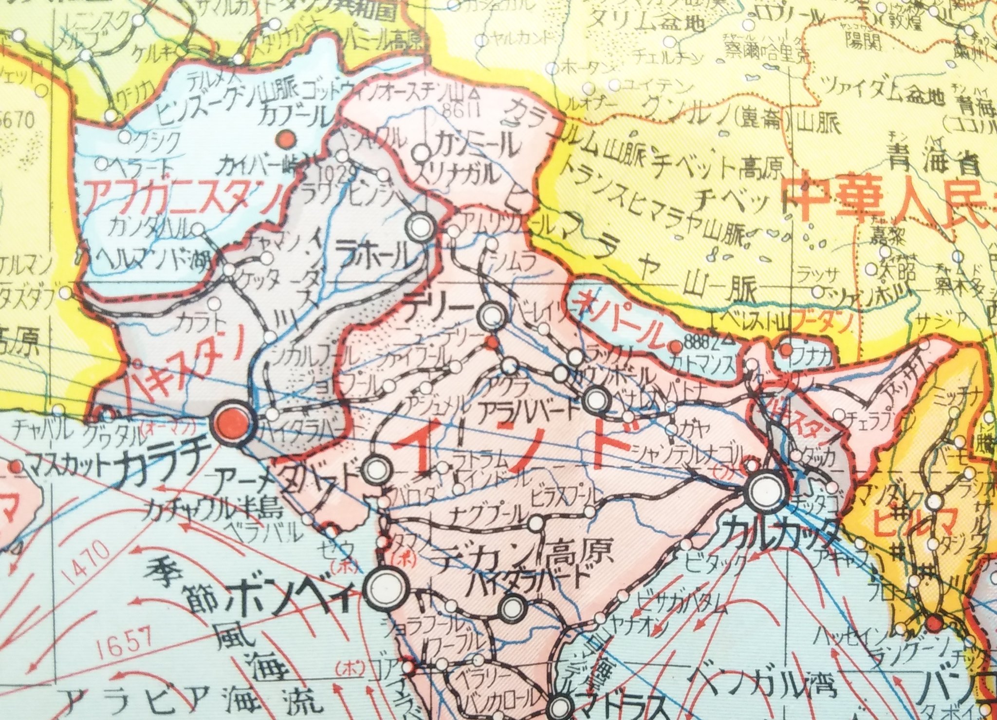 りーべ V Tvittere 戦後に存在したびっくり飛地国家 いずれも推定昭和30年代 ちなみに超短命国家だったアラブ連邦 半年弱で分裂 が載っているので かなりレアな世界地図だと思っている 欄外の国旗一覧にイラクの国旗が描かれていることから 更新漏れかと思われる