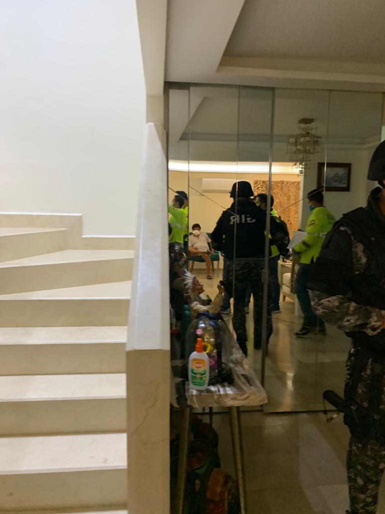 FiscaliaEcuador's tweet photo. #AHORA | #FiscalíaEc, con el apoyo de @PoliciaEcuador, ejecuta 7 allanamientos en #Guayas, con el objetivo de recabar indicios para la investigación de la compra de fundas de cadáveres con posible sobreprecio para el hospital del #IESS de Los Ceibos, en #Guayaquil. https://t.co/OQQkxuekkd