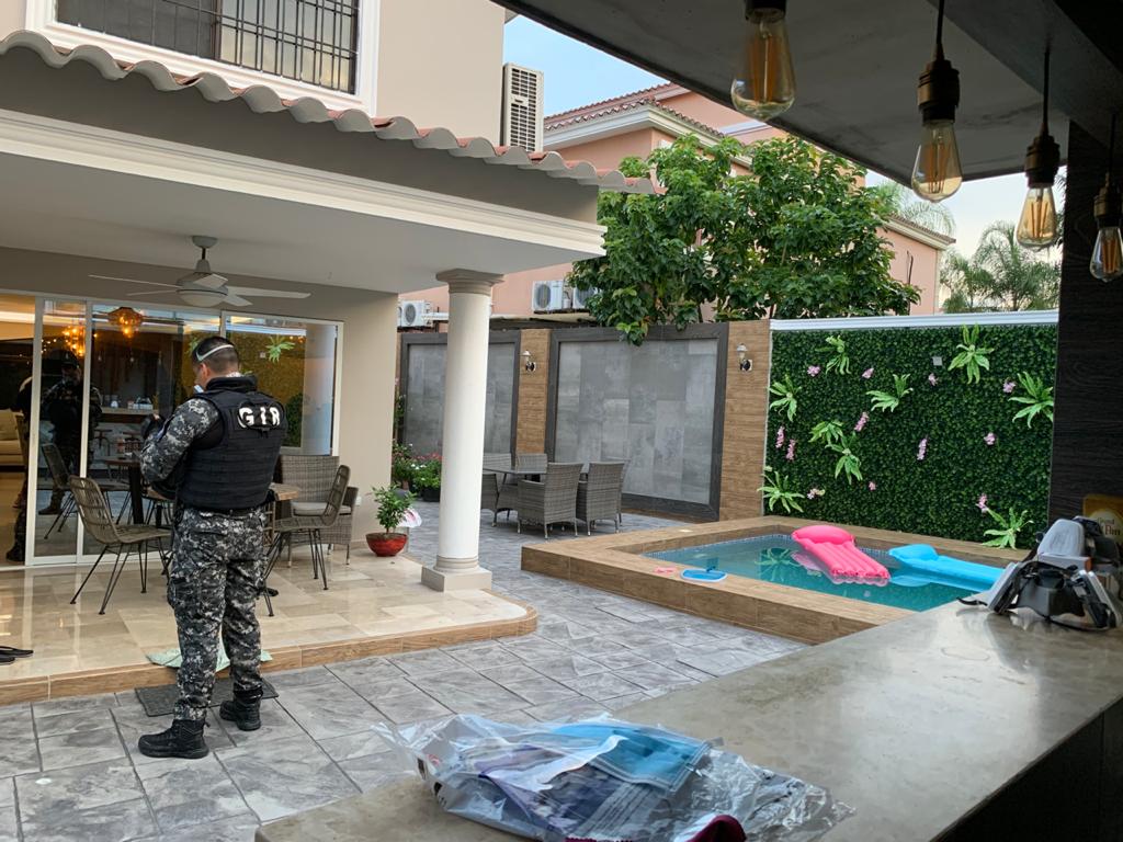 FiscaliaEcuador's tweet photo. #AHORA | #FiscalíaEc, con el apoyo de @PoliciaEcuador, ejecuta 7 allanamientos en #Guayas, con el objetivo de recabar indicios para la investigación de la compra de fundas de cadáveres con posible sobreprecio para el hospital del #IESS de Los Ceibos, en #Guayaquil. https://t.co/OQQkxuekkd