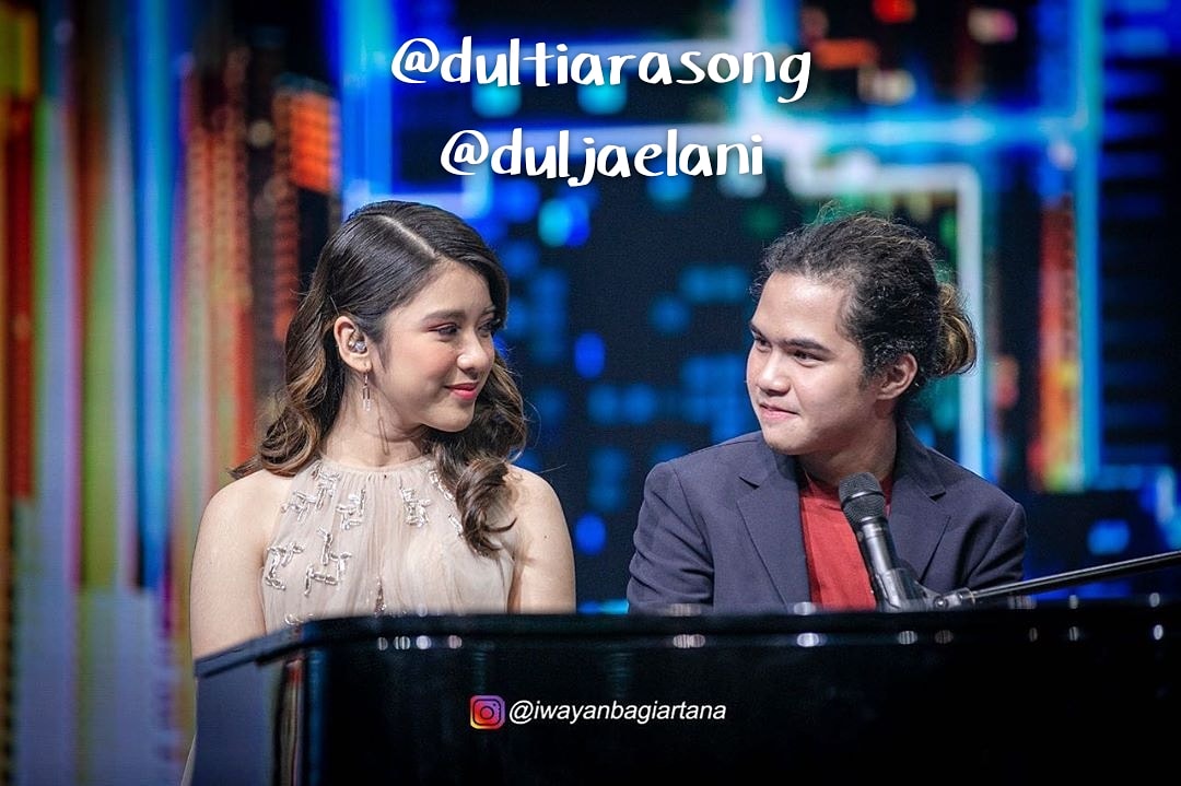 QueenR_06's tweet photo. Hai ABK gimana sih first impression kalian tentang Dul dan Tiara saat pertama kali lihat duet mereka, jawab dengan sertakan #dultiarasong #duljaelani @AhmadAbdulQodir https://t.co/ySnKk6nFpV