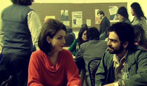 Hani böyle karanlık bir gecede ıssız bir yolda giderken köşeyi dönersin de deniz çıkar ya karşına, öyle bir şeydi işte..

--Çemberimde Gül Oya