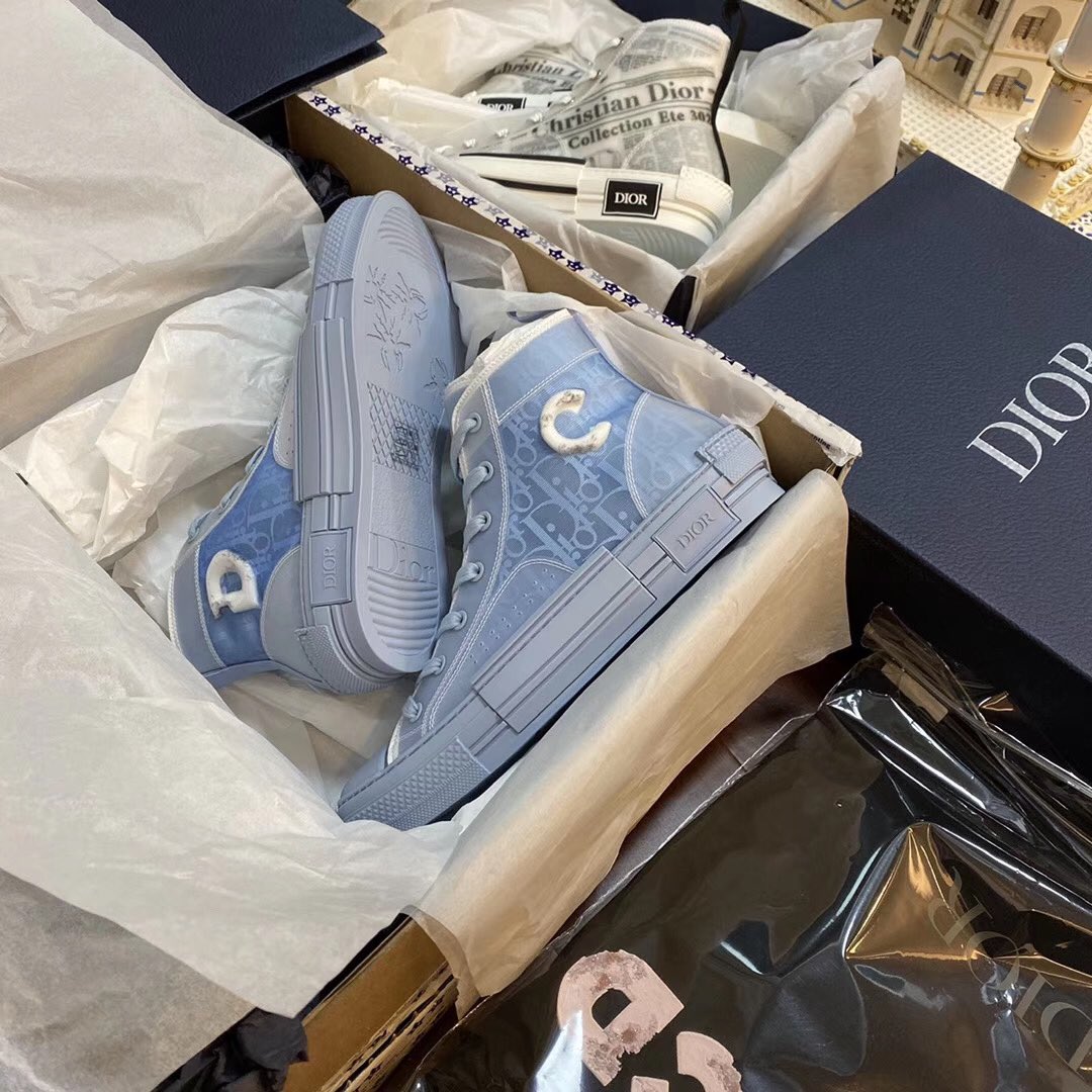 SkkAoos's tweet photo. 爱上dior https://t.co/JWmYStUPcL