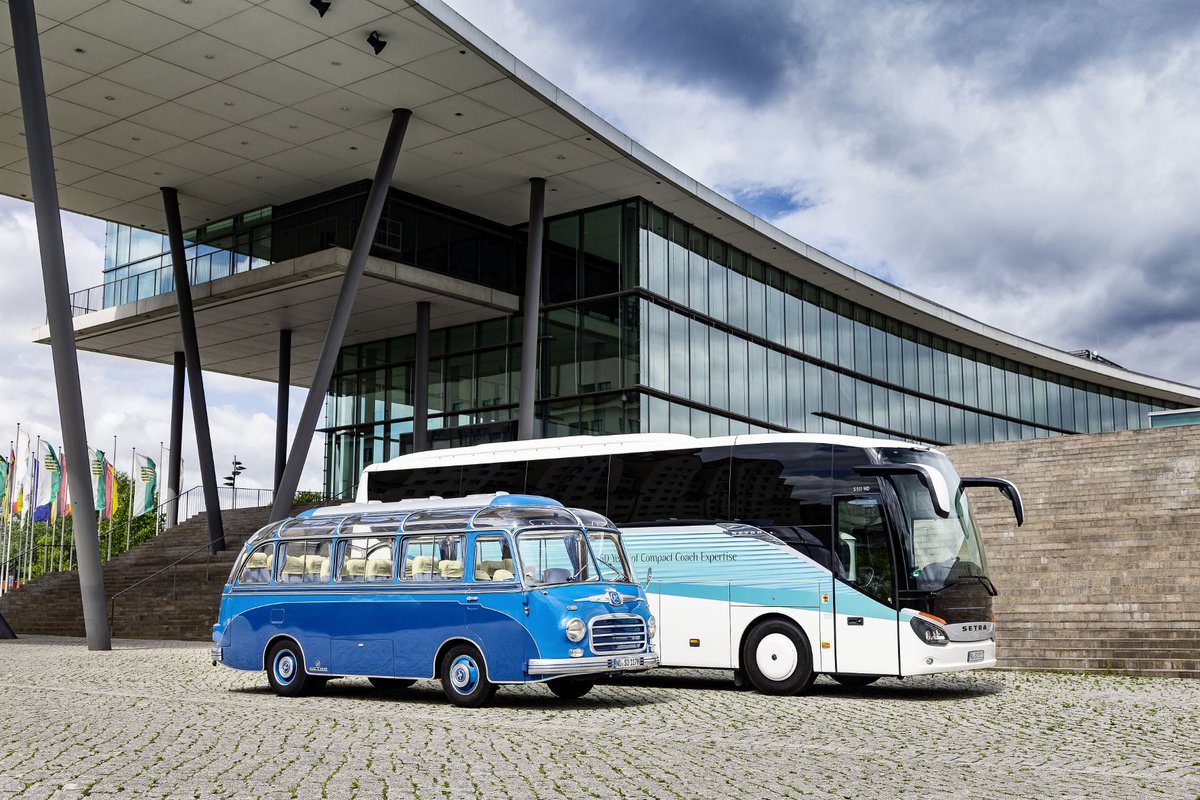mid_news's tweet photo. #Setra-#Clubbus feiert #Jubiläum. Klein und kuschelig war er, der erste Clubbus der Marke Setra. Vor 65 Jahren begann eine neue Bus-Tradition.Die Entwicklung des #S6,in dem bis zu 25 Passagiere Platz nehmen konnten,füllte eine Lücke im noch jungen Omnibusprogramm.Bild: @Daimler https://t.co/0RNtiT5sXN