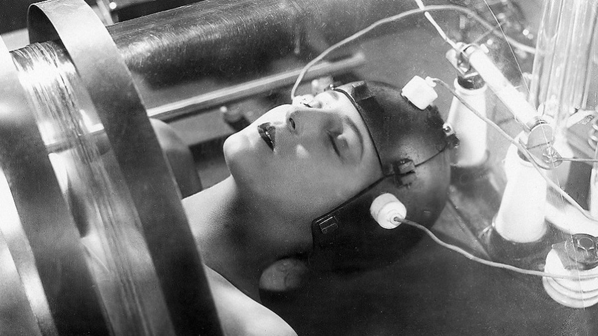 IndieWire's tweet image. Christopher Nolan’s Favorite Movies: 30 Films the Director Wants You to See bit.ly/2Id1i8j