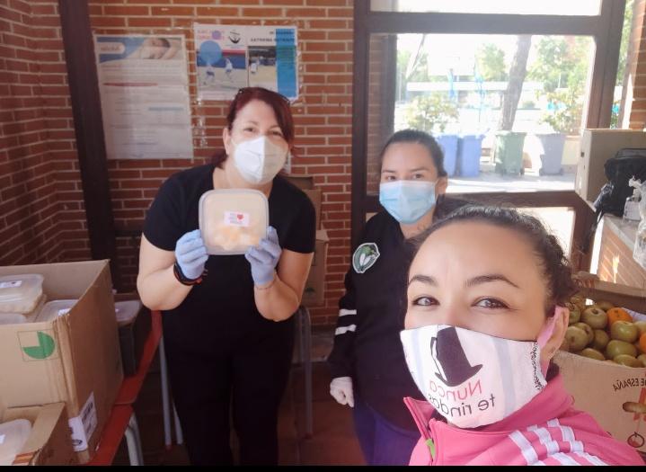 AlcorconConsejo's tweet photo. Comienza una nueva semana del Comedor Social en #Alcorcon, junto con Cocina Solidaria 2020, Cáritas, @PoliParque y @AytoAlcorcon. Aquí, algunos de l@s voluntari@s que acuden todas las mañanas , (también festivos) para ayudar. #Solidaridad ¡Gracias! 😊 https://t.co/ng6No8lH8I