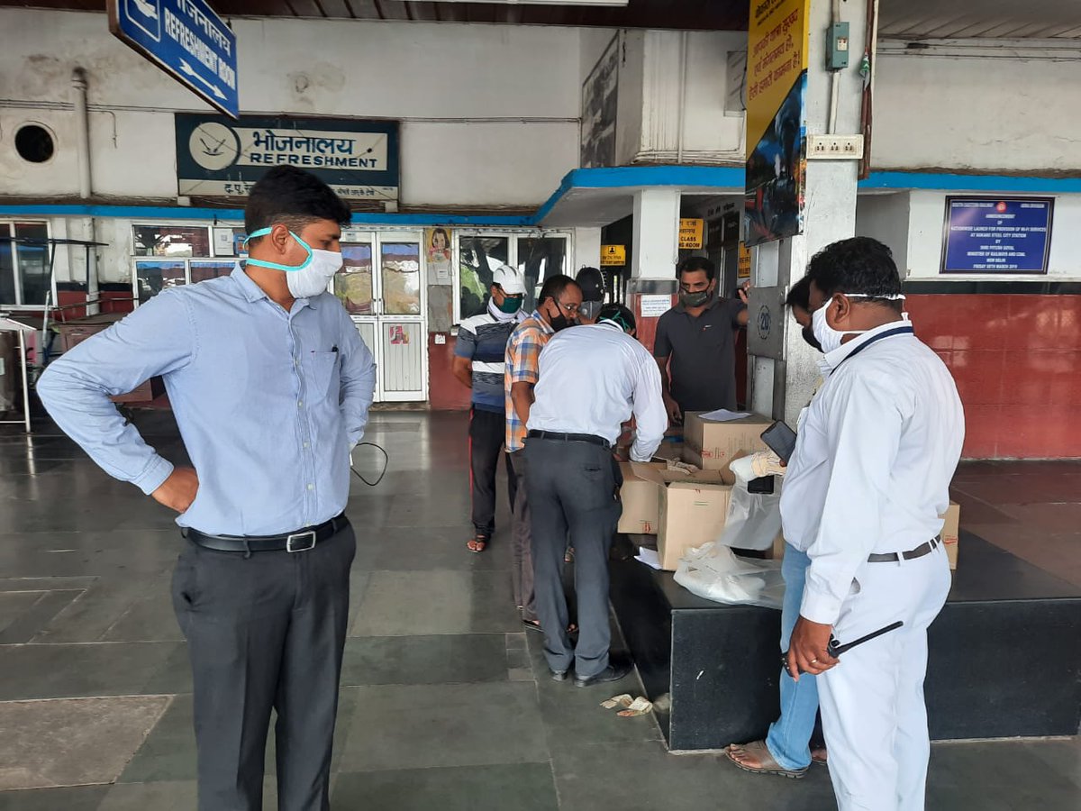 IRTSassociation's tweet photo. 1140 passengers of Trivandrum to Jasidih #ShramikSpecialTrain were up for a surprise when complimentary breakfast was arranged by Area Officer Bokaro, Shri Prabhat Prasad IRTS @Muntazir7142, using local resources.
Such gestures reinstate our faith in humanity.
#IRTSMovingIndia https://t.co/aOnjlhUhqm