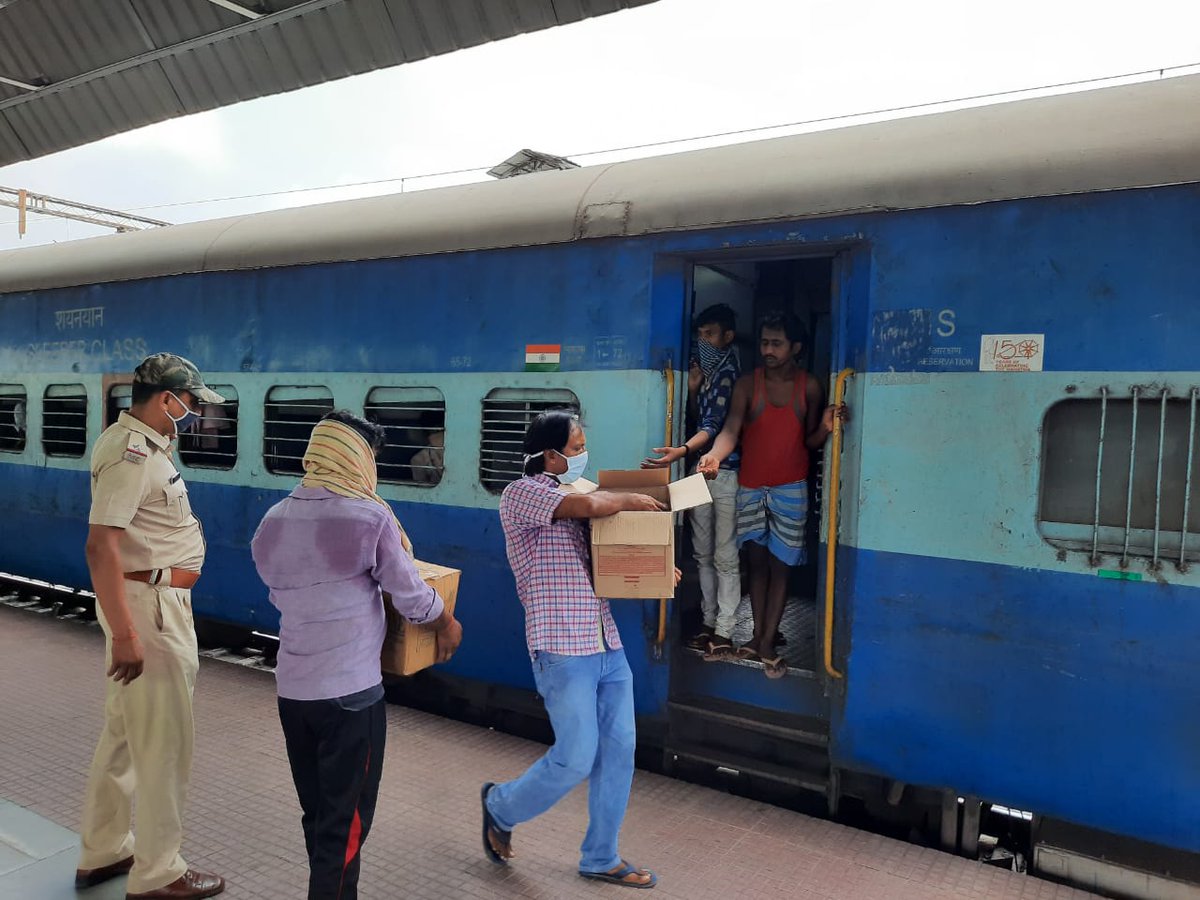 IRTSassociation's tweet photo. 1140 passengers of Trivandrum to Jasidih #ShramikSpecialTrain were up for a surprise when complimentary breakfast was arranged by Area Officer Bokaro, Shri Prabhat Prasad IRTS @Muntazir7142, using local resources.
Such gestures reinstate our faith in humanity.
#IRTSMovingIndia https://t.co/aOnjlhUhqm
