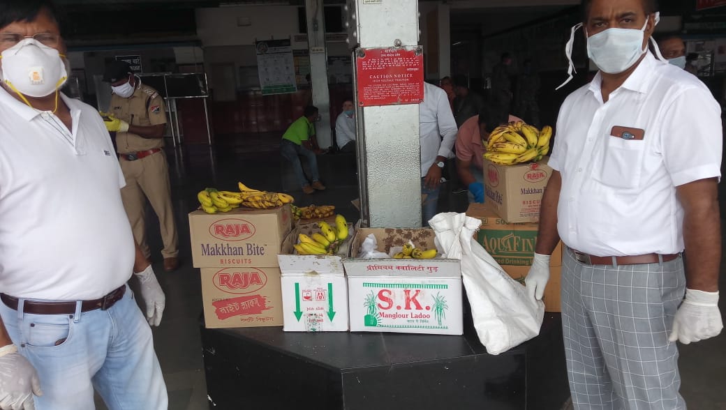 IRTSassociation's tweet photo. 1140 passengers of Trivandrum to Jasidih #ShramikSpecialTrain were up for a surprise when complimentary breakfast was arranged by Area Officer Bokaro, Shri Prabhat Prasad IRTS @Muntazir7142, using local resources.
Such gestures reinstate our faith in humanity.
#IRTSMovingIndia https://t.co/aOnjlhUhqm