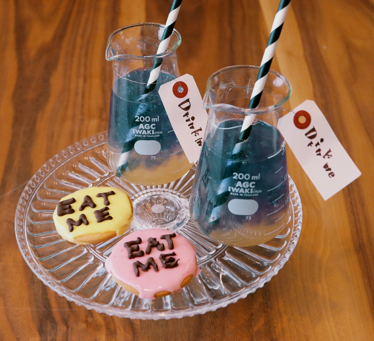 さゆき ディズニーアリス色のdrinkmeジュース 生姜蜂蜜味 アイシングと力尽きてチョコペンでかいたeatmeクッキー トゥイードル ディー ダムとハンプティダンプティの合体みたいなアボカド卵