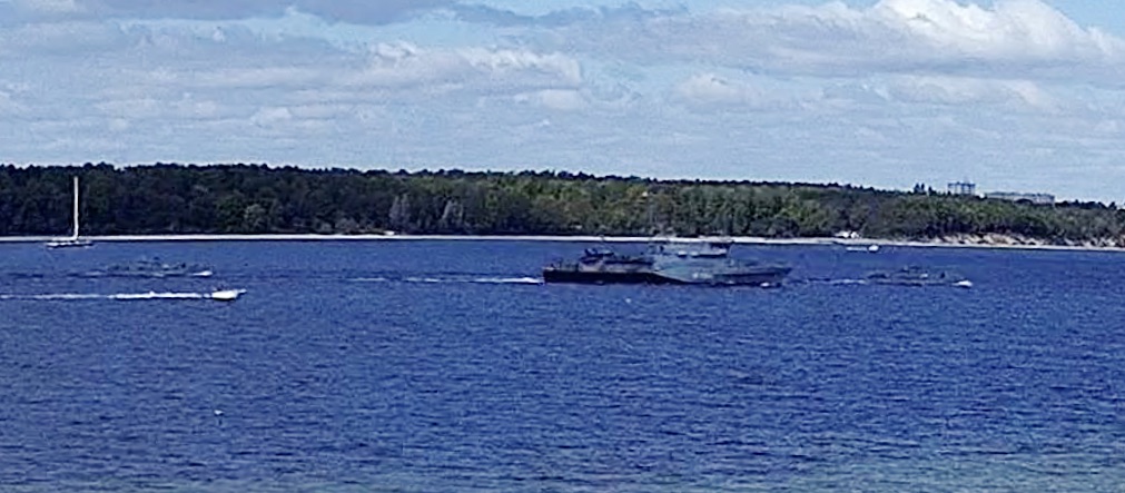 WarshipCam's tweet photo. German Navy Frankenthal-class minehunter FGS Groemitz (M1064) leaving Kiel, Germany accompanied by Seehund 07 and Seehund 18 - May 4, 2020 #groemitz #m1064 https://t.co/zKmzQhre6w