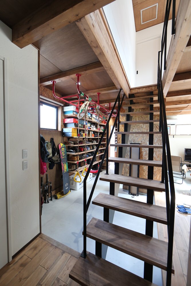 ট ইট র 暮らすびと岡山 アイアンと木 異素材の組み合わせがオシャレな階段 設計施工 株式会社タウンハウス 問い合わせ 050 5871 9437 暮らすびと タウンハウス 工務店 注文住宅 家づくり カフェのような家 家具 雑貨 男前インテリア 階段