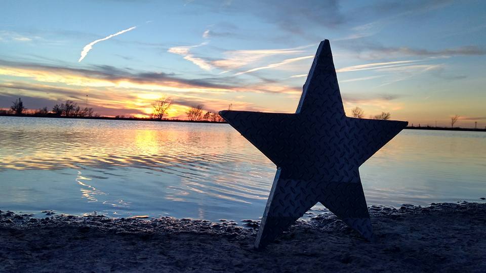 starsofhopeusa's tweet photo. On May the 4th in 2007 an EF5 tornado destroyed Greensburg, KS.
Many lives were lost, but what they did not lose was HOPE.
They are resilient and strong, and very kind. This is where Stars of HOPE began. #togetherweheal #kiowacounty #starsofhope #lovewins #ducksalt https://t.co/gWc8ryjajT
