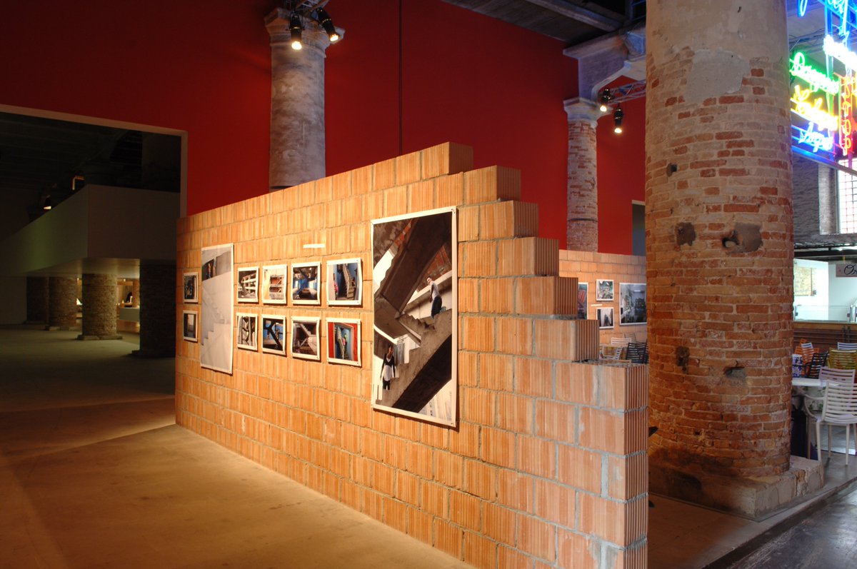 la_Biennale's tweet photo. Un vivace spazio di Caracas trasportato nelle Corderie: "Torre David / Gran Horizonte", premiato nel 2012 con il Leone d'Oro, era la replica di un ristorante immaginario e attingeva alle ricerche compiute da #UrbanThinkTank sulla Torre de David → https://t.co/3mgFAfOL5M https://t.co/NURaG43VTc