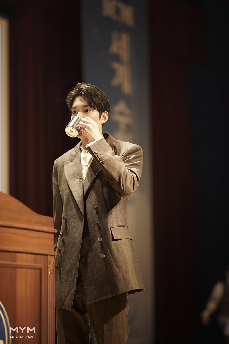ActorLeeMinHo's tweet photo. | 오늘의 명대사 |
"어떤 문제를 풀고 계시든 여러분의 풀이도 답도, 아름답길 바랍니다."

SBS드라마 [더 킹: 영원의 군주]
📺매주 [금토] 밤 10시 방송!
⠀
#SBS금토드라마 #넷플릭스 #더킹_영원의군주 #TheKing #TheKing_EternalMonarch https://t.co/iMgOl4cCHI