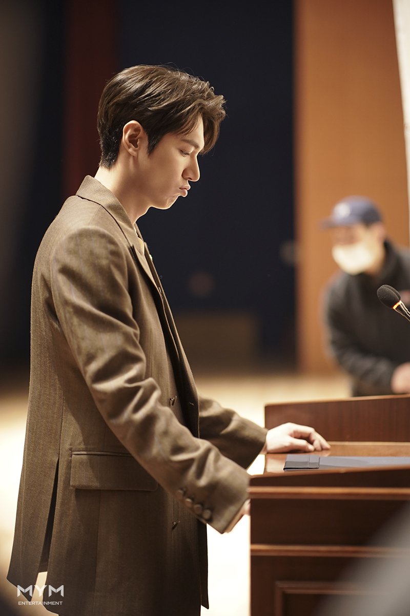ActorLeeMinHo's tweet photo. | 오늘의 명대사 |
"어떤 문제를 풀고 계시든 여러분의 풀이도 답도, 아름답길 바랍니다."

SBS드라마 [더 킹: 영원의 군주]
📺매주 [금토] 밤 10시 방송!
⠀
#SBS금토드라마 #넷플릭스 #더킹_영원의군주 #TheKing #TheKing_EternalMonarch https://t.co/iMgOl4cCHI