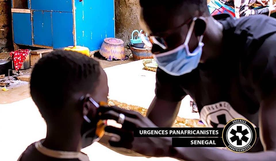 UrgencesPanaf's tweet photo. [ COVID19 : LE COMBAT S'ACCENTUE ]

URGENCES PANAFRICANISTES Sénégal continue ses actions sur le terrain en distribuant kits sanitaires et alimentaires.

Participez à la campagne d'@UrgencesPanaf contre le #COVIDー19 ▶️ https://t.co/lvEd73UfqK

#LePeuplePourLePeuple #coronavirus https://t.co/OXZvRamlI6