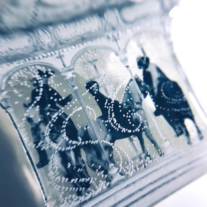 次の通販5月後半になりそうです、、

雪が降ってるメリーゴーランドのブローチも出します?
銀色のみですが良ければ✴︎ 