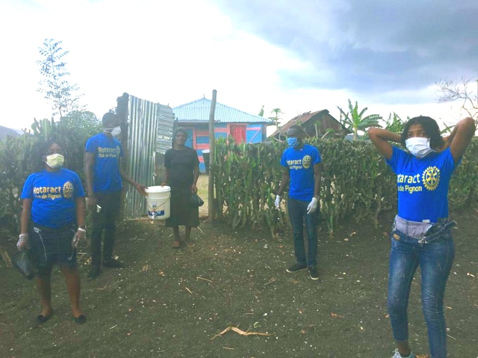 de_pignon's tweet photo. Pignon (Boukeròn) séparation des seaux à robinet ainsi que des kits et sensibilisation du covid19 #stopcovid19
#ImpactThroughUnity
#RotaractUnity #RotaractImpact #RD7020Unite #RD702Unity #RD7020Impact https://t.co/VnTebP1yLY