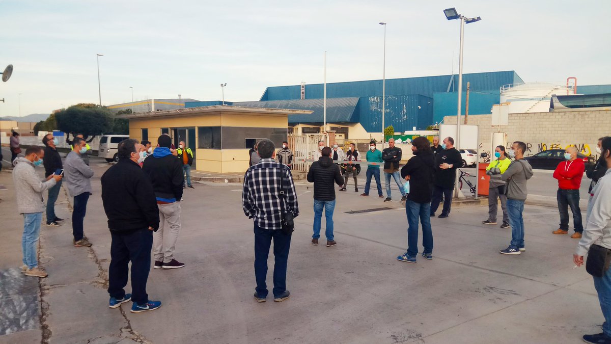 SIGEN_us's tweet image. Hoy arranca una nueva huelga histórica. 
Huelga indefinida en los Centros Nissan de Catalunya.
Compañeros nuestros y sus mujeres en 1976 ya  demostraron la unión obrera.
Fueron un ejemplo de lucha.
!!Ahora nos toca a nosotros!!
#NoAlCierreDeNissan
#FuturoParaNissanYA