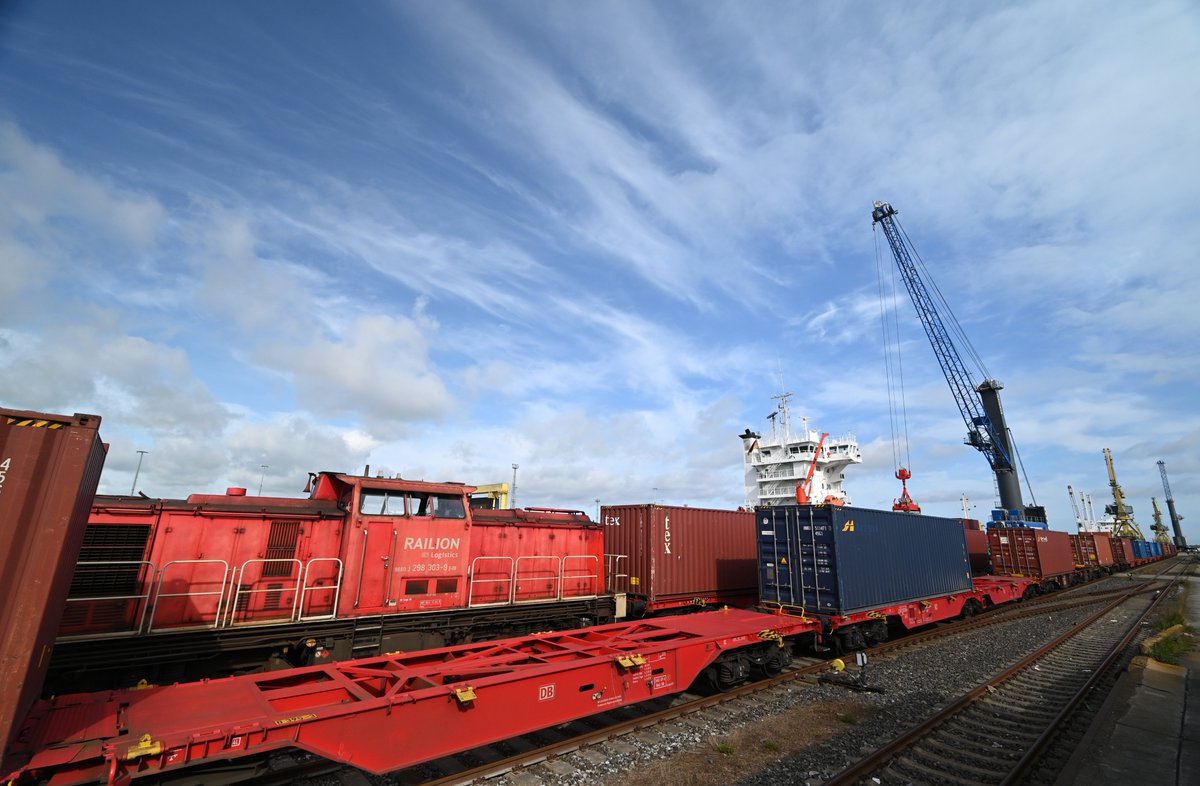 DB_Cargo's tweet photo. Starke Initiative von #Bundesverkehrsminister @AndiScheuer: Ab sofort kommen Corona-Schutzartikel aus China 🇨🇳 nach Deutschland 🇩🇪 und zwar umweltfreundlich über die „Eisenbahnbrücke Eurasia“. @BMVI #DBCargofährt @DBSchenker https://t.co/IobRmtUZc9