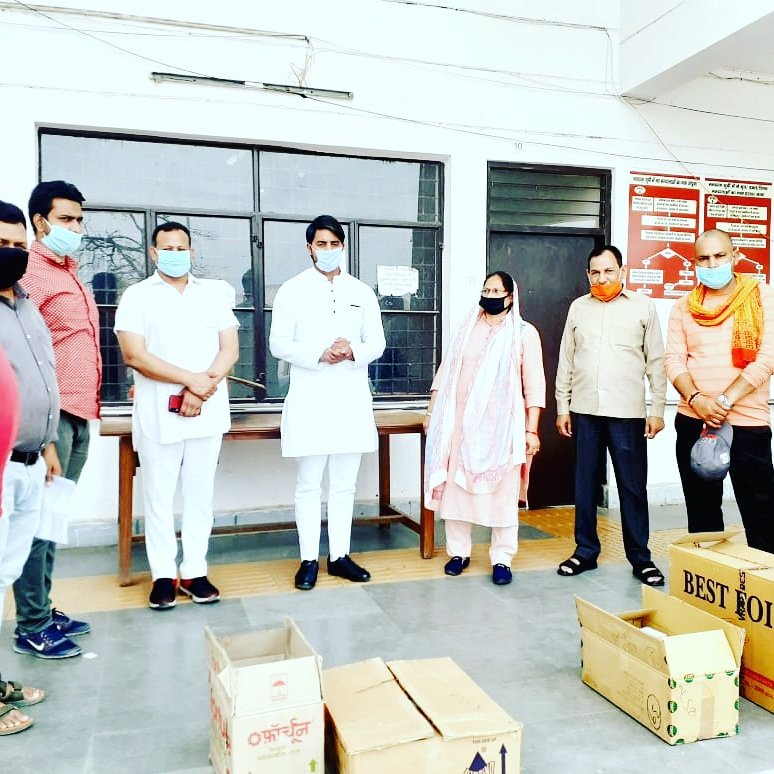 DevaBhatiBJP's tweet photo. आज लगातार 40वें दिन हमारी भी छोटी सी कोशिश है,कि दादरी शहर #dmgautambudhnagar में कोई भी व्यक्ति भूखा ना सोए। प्रत्येक दिन की तरह दादरी प्रशासन को खाने के पैकेट उपलब्ध कराए। https://t.co/BnIHcfrPve