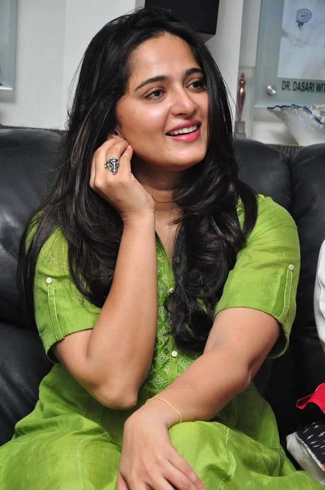 Cinemakkaranweb's tweet photo. #AnushkaShetty  😍

More Photos at https://t.co/iOFRa04ZiT

#Silence #Anushka https://t.co/z253wyAZdr