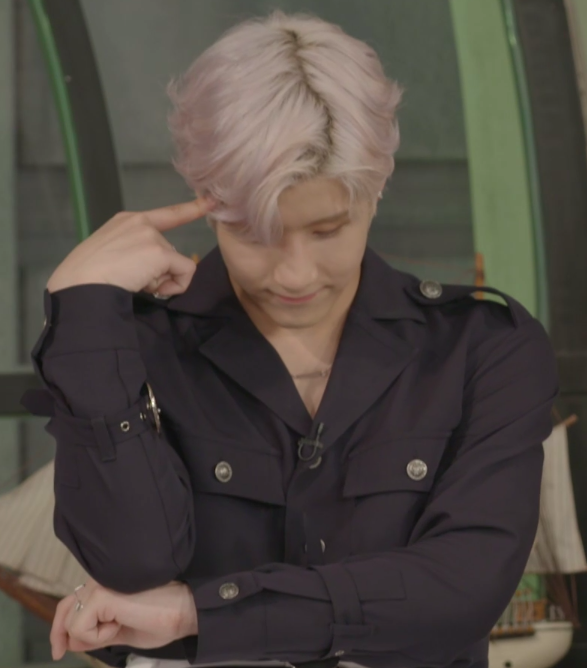 eun_woonna's tweet photo. Me during exam: wait I know the answer, come on brain think think! 
#ASTRO_GATEWAY_OPEN #Knock  #ASTRO  #아스트로  #널찾아가 #JinJin @offclASTRO https://t.co/FLBP1bayMz