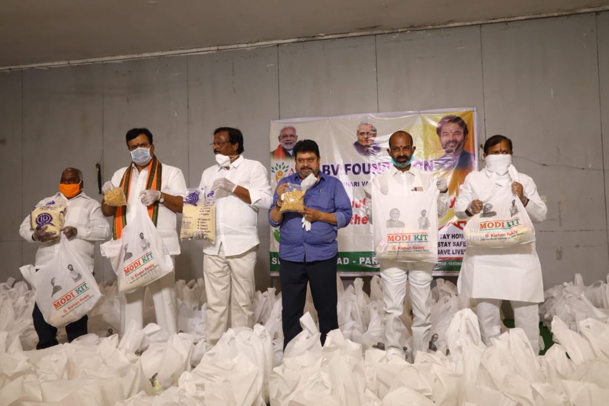 kishanreddybjp's tweet image. #ModiKits that have been prepared with food grains &amp;amp; other essentials, in furtherance to the Hon’ble PM Shri @narendramodi’s &amp;amp; @BJP4India President Shri @JPNadda’s call to #FeedTheNeedy, have been flagged off for distribution by @BJP4Telangana President Sri @bandisanjay_bjp.