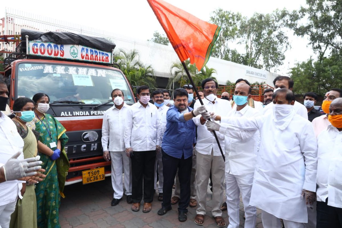 kishanreddybjp's tweet image. #ModiKits that have been prepared with food grains &amp;amp; other essentials, in furtherance to the Hon’ble PM Shri @narendramodi’s &amp;amp; @BJP4India President Shri @JPNadda’s call to #FeedTheNeedy, have been flagged off for distribution by @BJP4Telangana President Sri @bandisanjay_bjp.