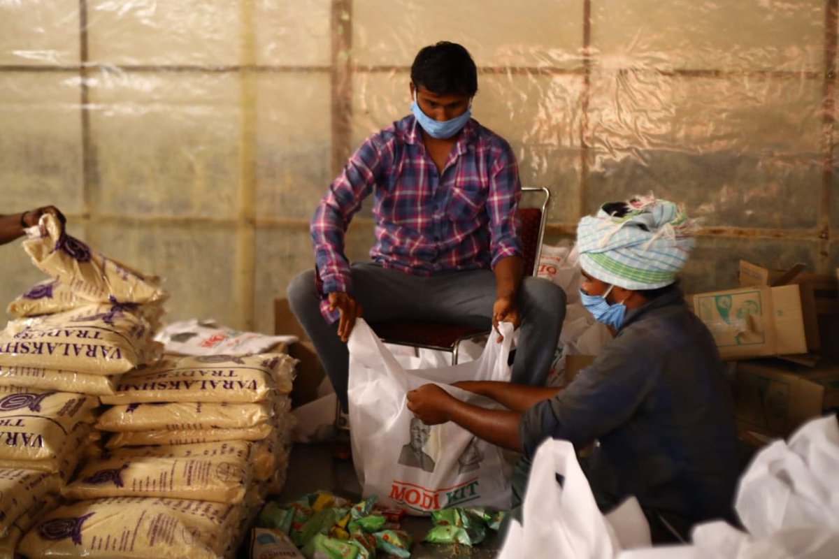 kishanreddybjp's tweet image. #ModiKits that have been prepared with food grains &amp;amp; other essentials, in furtherance to the Hon’ble PM Shri @narendramodi’s &amp;amp; @BJP4India President Shri @JPNadda’s call to #FeedTheNeedy, have been flagged off for distribution by @BJP4Telangana President Sri @bandisanjay_bjp.
