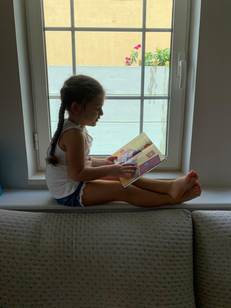 DBS_FS1's tweet photo. @DBS_FS1 #BeginsAtDBS @DBS_PrimEnglish #LionClass🦁 #distancelearning #DEAR #dropeverythingandread https://t.co/b9dmNWXah0