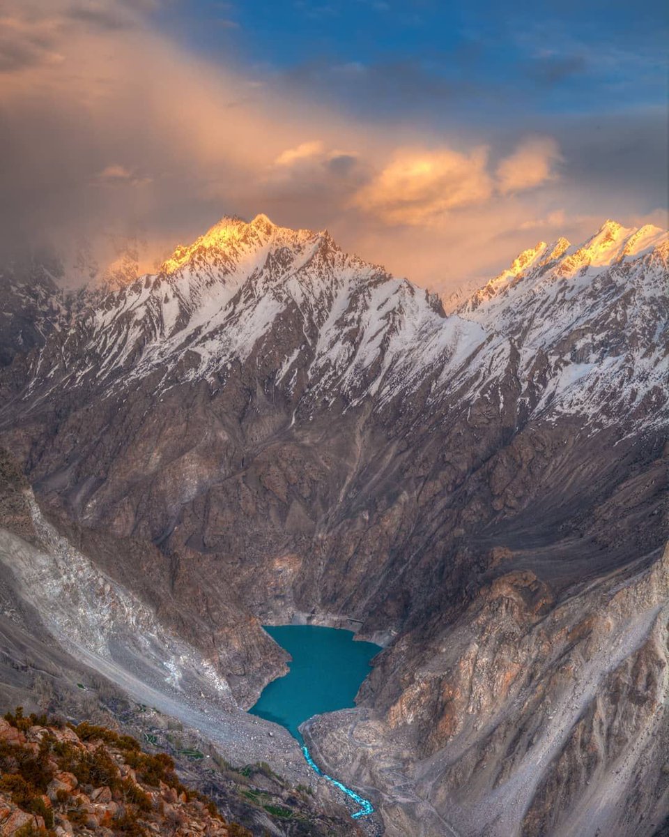 TheVisualYatra's tweet photo. In a matter of months, a lake formed that was 14 miles long and more than 100 metres deep in places, 

📷 @mr.hunzai #TheVisualYatra #AttabadkLake #pakistan https://t.co/cDibzIi1Up