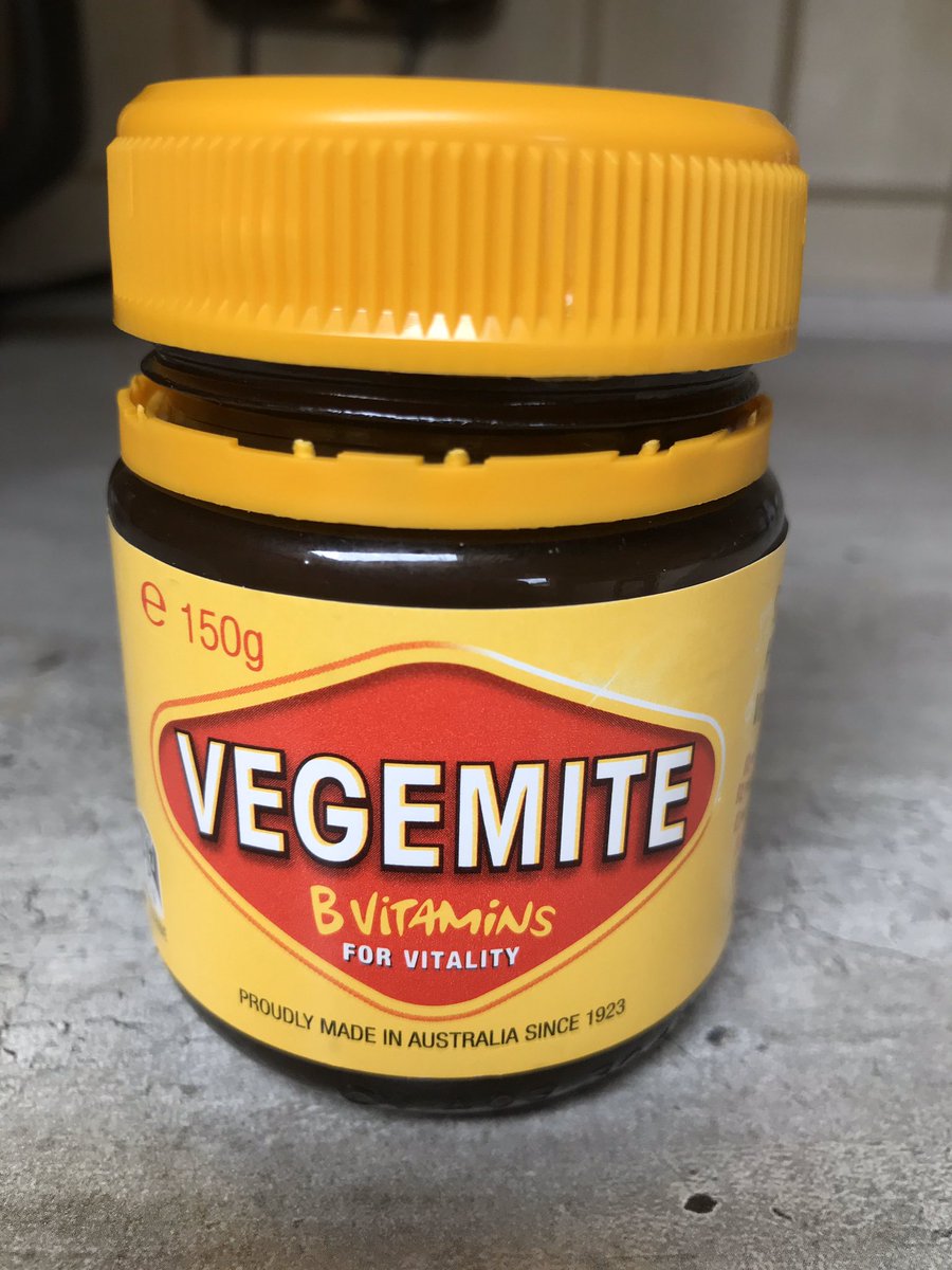 ... das erste Mal damit nicht nur in Berührung, sondern auch in den „Genuss“ gekommen bin ich 2009 in #Australien. Jetzt, 11 Jahre später, erreicht es mich über diverse Umwege wieder: #vegemite 😀 

... und ich finde es leider immer noch genauso schrecklich wie damals 😅