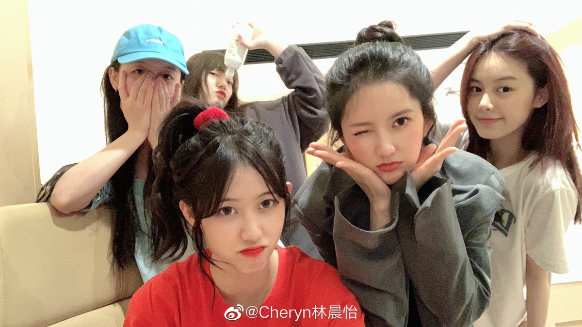 GugudanBRA's tweet photo. [#FOTO] 04.05.20 | Atualização do Weibo da #Cheryn com as meninas da Hot Idol!

(Cheryn teve que sair do #ProduceCamp2020 por problemas de saude. Nós torceremos muito por você Cheryn 😔💕) https://t.co/36036McKUl