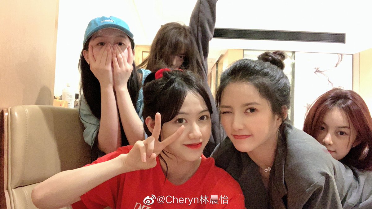 GugudanBRA's tweet photo. [#FOTO] 04.05.20 | Atualização do Weibo da #Cheryn com as meninas da Hot Idol!

(Cheryn teve que sair do #ProduceCamp2020 por problemas de saude. Nós torceremos muito por você Cheryn 😔💕) https://t.co/36036McKUl