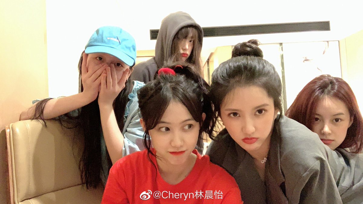 GugudanBRA's tweet photo. [#FOTO] 04.05.20 | Atualização do Weibo da #Cheryn com as meninas da Hot Idol!

(Cheryn teve que sair do #ProduceCamp2020 por problemas de saude. Nós torceremos muito por você Cheryn 😔💕) https://t.co/36036McKUl