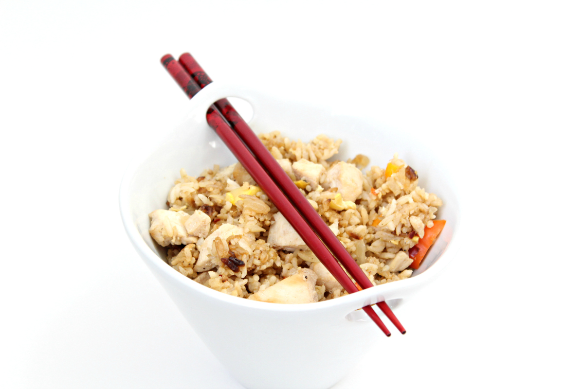 foodwinesun's tweet photo. What's for dinner?  How about making this Chicken Fried Rice? It's made with @realsweetonion and is better than take out! AD Full recipe -> https://t.co/kFBW1RGnIW  #vidaliaonions #realsweet #shumanfarms @produceforkids #whatsfordinner https://t.co/Se2Nc7Fy4q