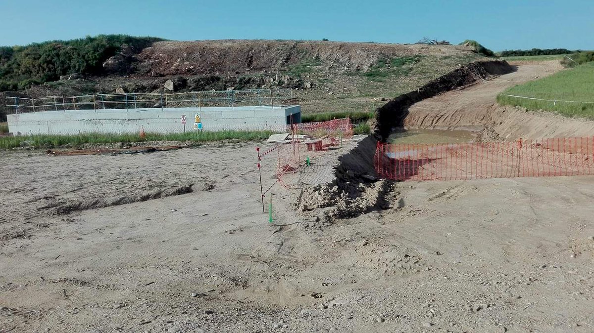 Nos llegan estas fotos de Tafalla a la altura del Juncal. Las máquinas están más activas que nunca y han talado muchísimas encinas centenarias en un lugar de alto valor ecológico.
Orain da garaia, obrak gelditu!!!
AHT-aren dirua osasunarentzat