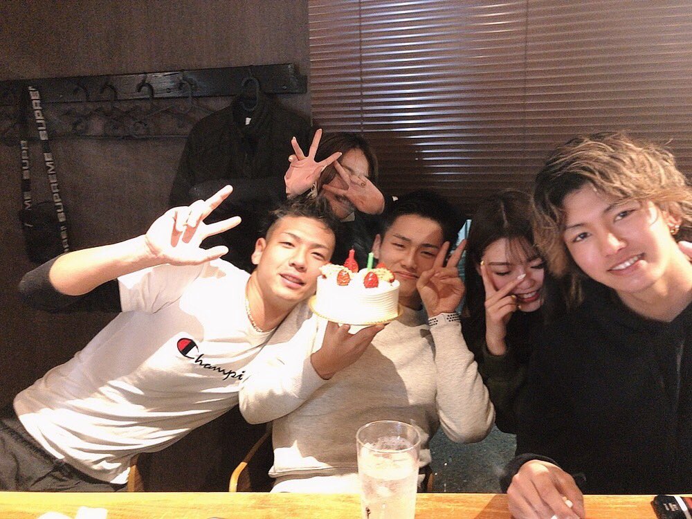 R_x000x's tweet photo. ☑️ 03 / 03 ( Thu )

友への感謝から始まったハタチ✌🏽️👌🏽㊗️
幸せなハタチを迎えれたのも周りのみんなのおかげ〜まじ恵まれ😌

やぱおめーら最高だっちゃ！！！ https://t.co/BEnCYyaUrP