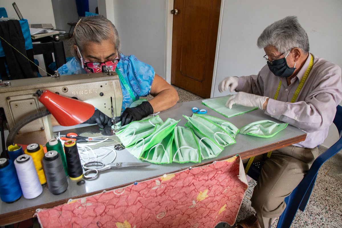 PabloAn79345308's tweet photo. #bastadecuarentena En familia estamos fabricando tapabocas reutilizables, la modistería ha sido el sustento de mis padres y en ésta epoca ha sido difícil Son reutilizables, 2 capas, telas antifluidos y quirúrgica. Ayúdanos comprando o RT. Pedidos al DM Apoyanos en ésta iniciativa https://t.co/9chNAZqyTD