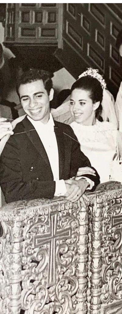 Los presentó su hermano y su mejor amigo. Le llevó serenata con Los Caminantes. 
Se casaron hoy hace 52 años en San Jacinto. 
Nos han compartido su Fe, hemos sido testigos de su felicidad, nos ha guiado su ejemplo. 
Hoy que están en casa, los llevamos en el corazon. Felicidades!