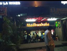 devarshwali's tweet image. The huge lines in front of the liquor shops is an indirect indication of one of the pillars of Indian formal economy. 😜
#India #FightAgainstCorona #LiquorShops