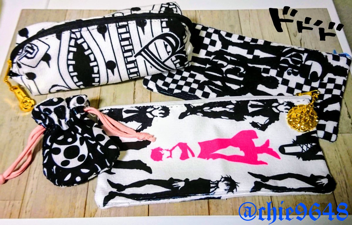 千絵 前にジョジョの一番くじで当てたタオル ハンカチ をリメイクして ポーチとちっちゃい巾着作ってみた ٩ ᐛ و