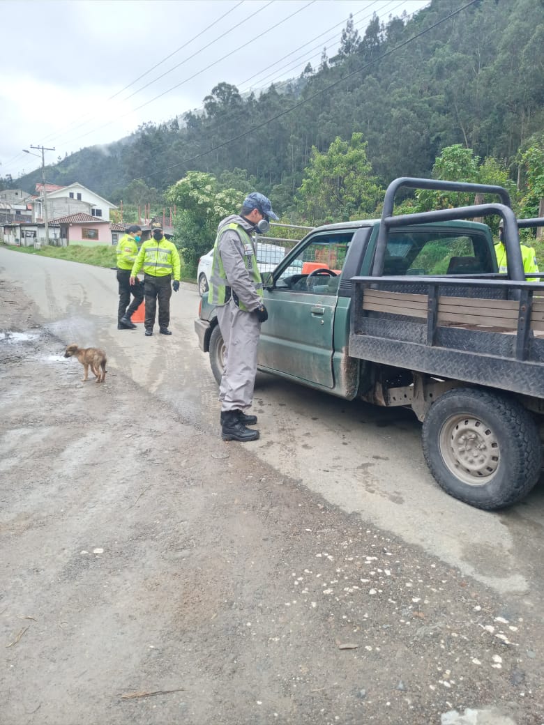 emov_ep's tweet photo. Continuamos ejecutando operativos de control en diferentes sectores de la ciudad. Verificamos que se cumpla con la restricción vehicular establecida. 

@MunicipioCuenca @pedropalaciosu @UNSIONTV https://t.co/N9HG39q0cf